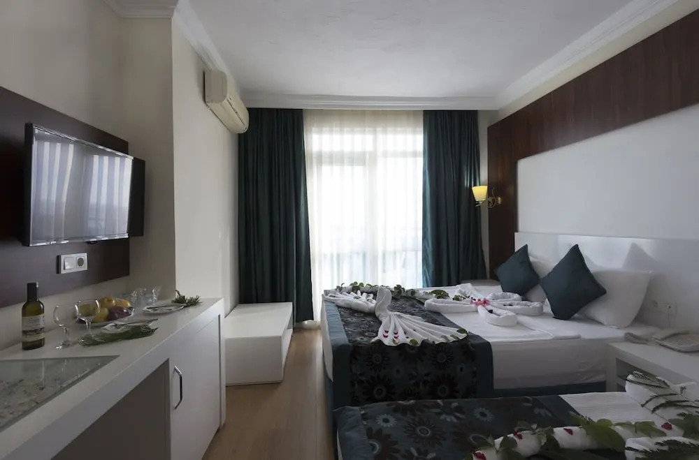 Окурджалар: Grand Paradise Hotel