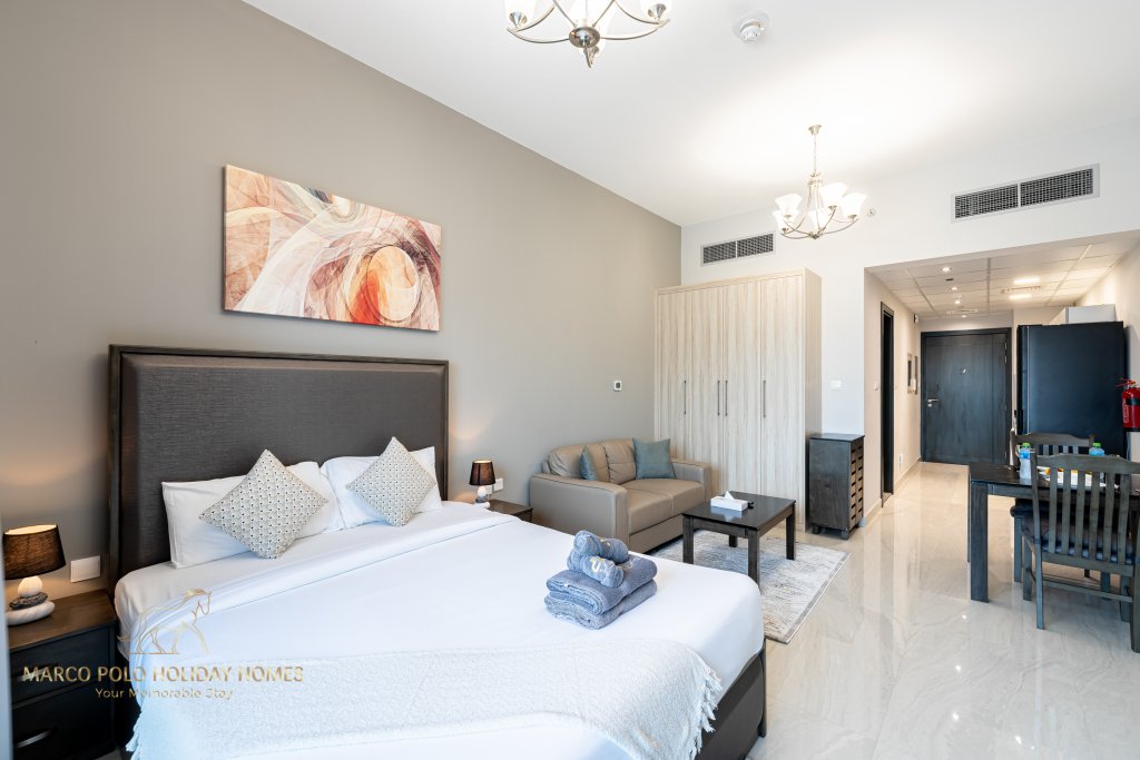 Дубай: Апартаменты Marco Polo - Sleek Studio With Lake And Burj Khalifa Views