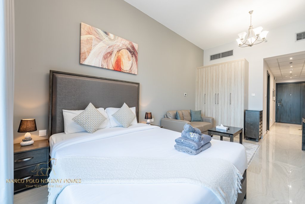 Дубай: Апартаменты Marco Polo - Sleek Studio With Lake And Burj Khalifa Views