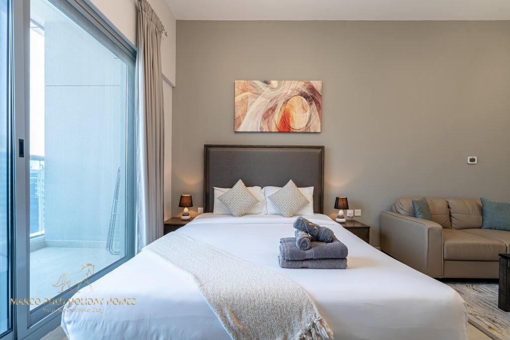 Дубай: Апартаменты Marco Polo - Sleek Studio With Lake And Burj Khalifa Views