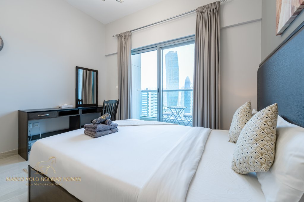 Дубай: Апартаменты Marco Polo - Sleek Studio With Lake And Burj Khalifa Views