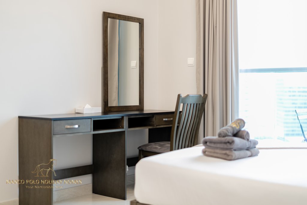 Дубай: Апартаменты Marco Polo - Sleek Studio With Lake And Burj Khalifa Views