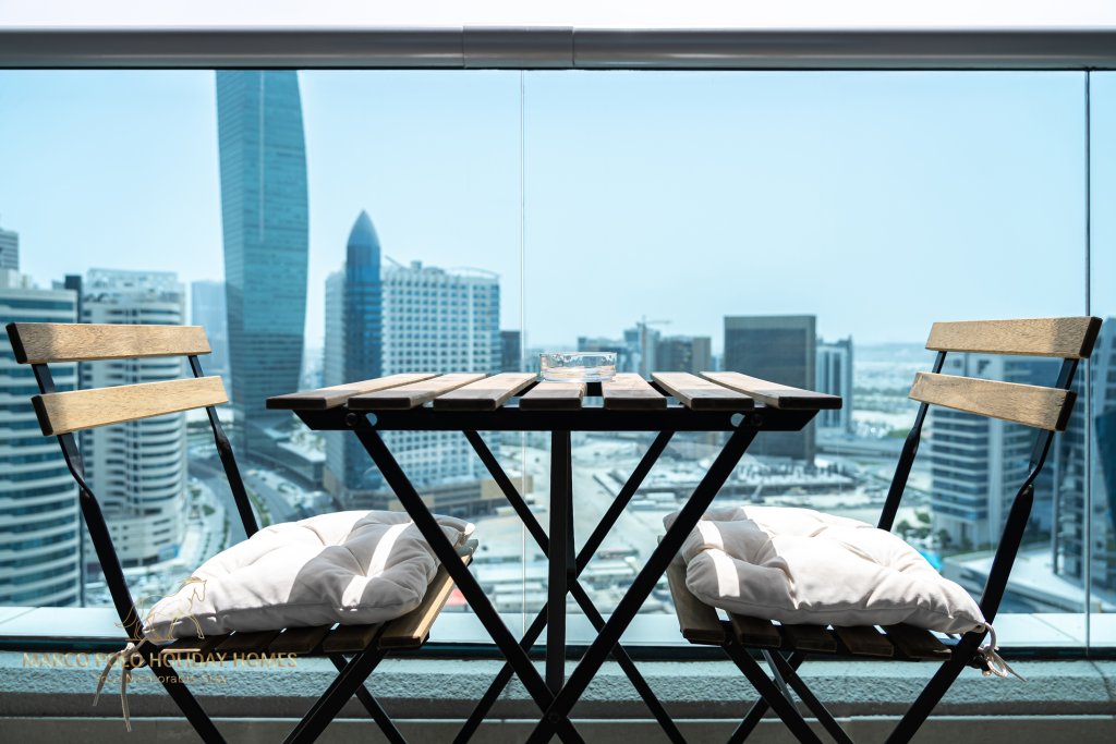 Дубай: Апартаменты Marco Polo - Sleek Studio With Lake And Burj Khalifa Views