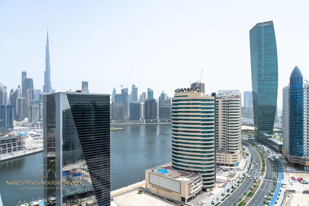 Дубай: Апартаменты Marco Polo - Sleek Studio With Lake And Burj Khalifa Views