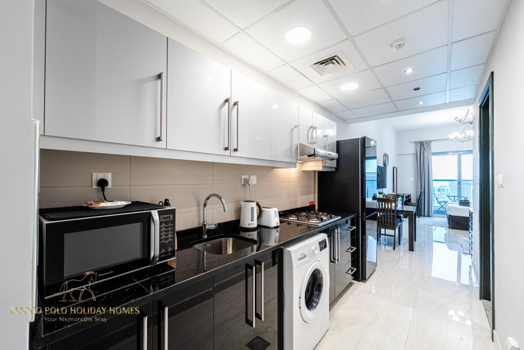 Дубай: Апартаменты Marco Polo - Sleek Studio With Lake And Burj Khalifa Views