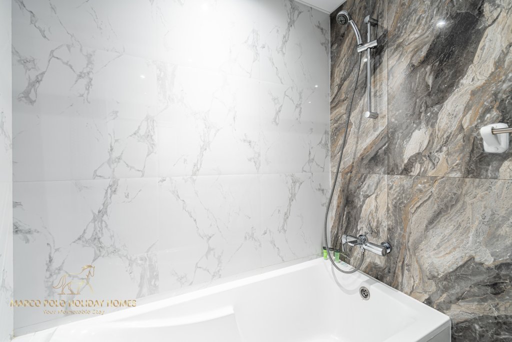 Дубай: Апартаменты Marco Polo - Sleek Studio With Lake And Burj Khalifa Views