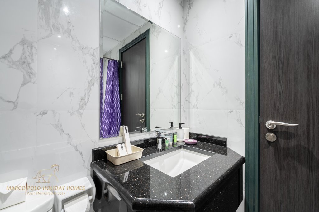 Дубай: Апартаменты Marco Polo - Sleek Studio With Lake And Burj Khalifa Views