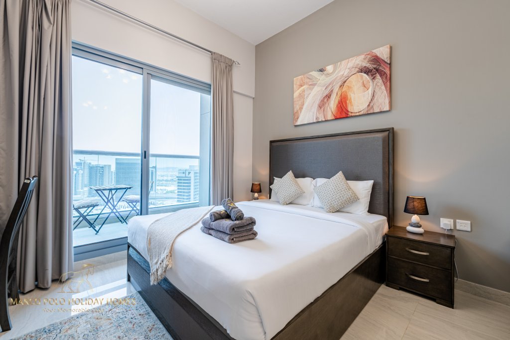Дубай: Апартаменты Marco Polo - Sleek Studio With Lake And Burj Khalifa Views