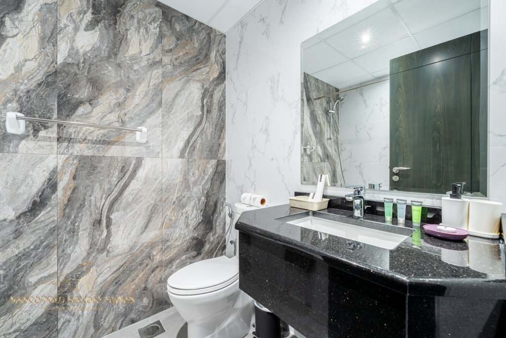 Дубай: Апартаменты Marco Polo - Sleek Studio With Lake And Burj Khalifa Views