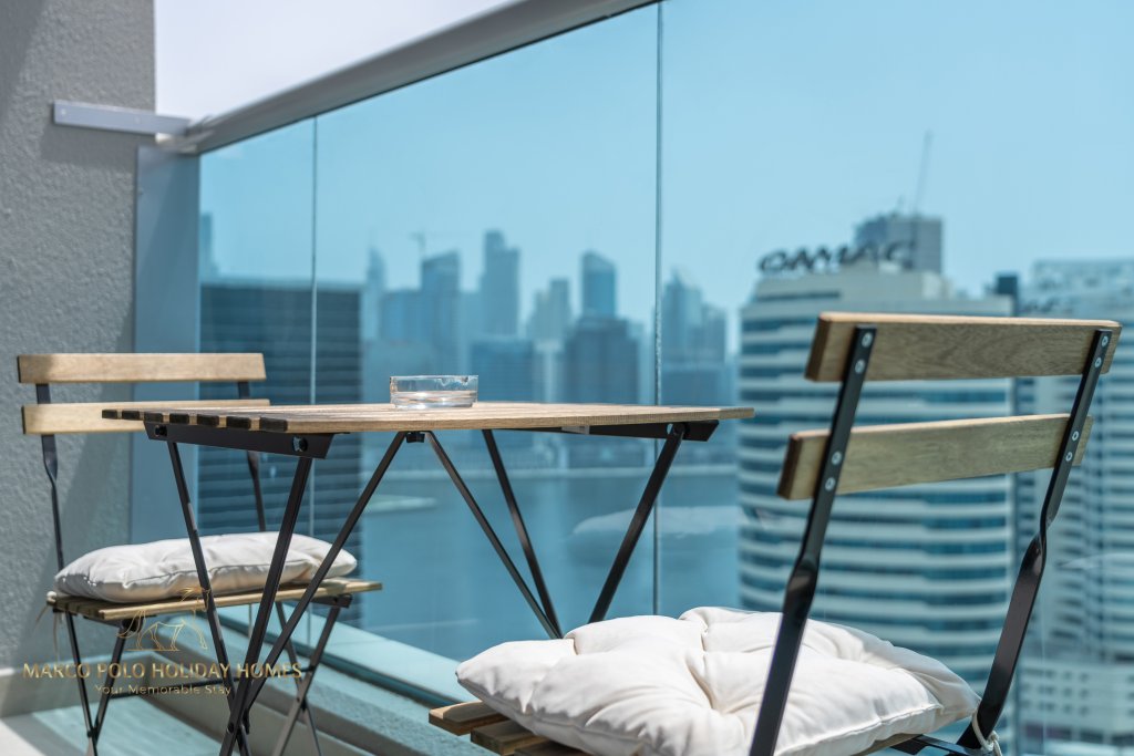 Дубай: Апартаменты Marco Polo - Sleek Studio With Lake And Burj Khalifa Views