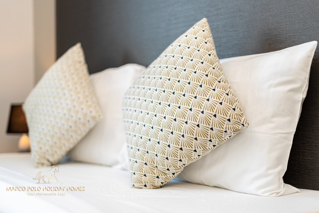 Дубай: Апартаменты Marco Polo - Sleek Studio With Lake And Burj Khalifa Views