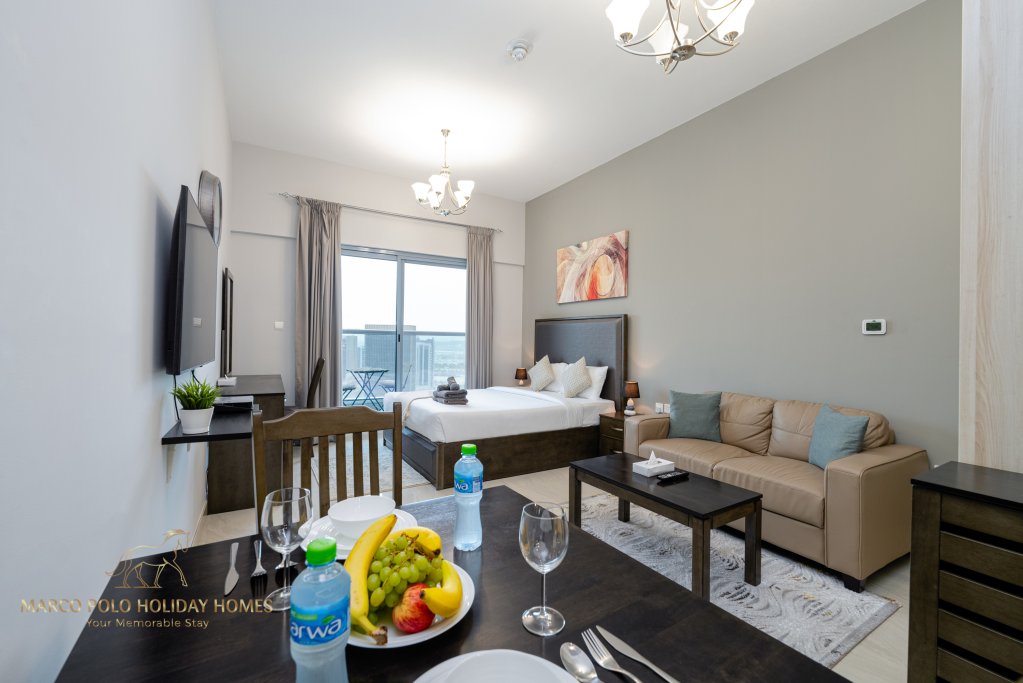 Дубай: Апартаменты Marco Polo - Sleek Studio With Lake And Burj Khalifa Views