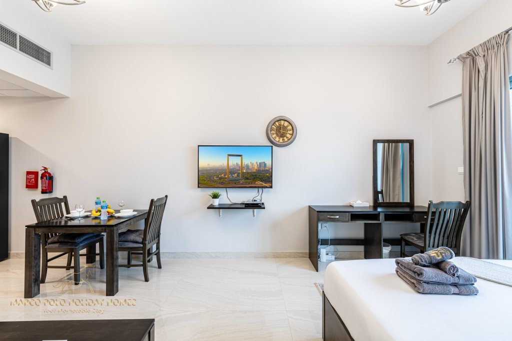 Дубай: Апартаменты Marco Polo - Sleek Studio With Lake And Burj Khalifa Views