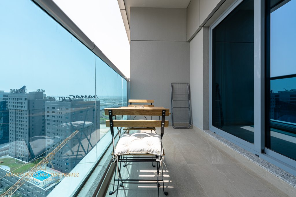 Дубай: Апартаменты Marco Polo - Sleek Studio With Lake And Burj Khalifa Views