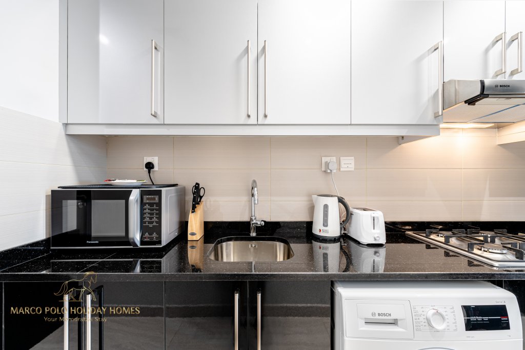 Дубай: Апартаменты Marco Polo - Sleek Studio With Lake And Burj Khalifa Views