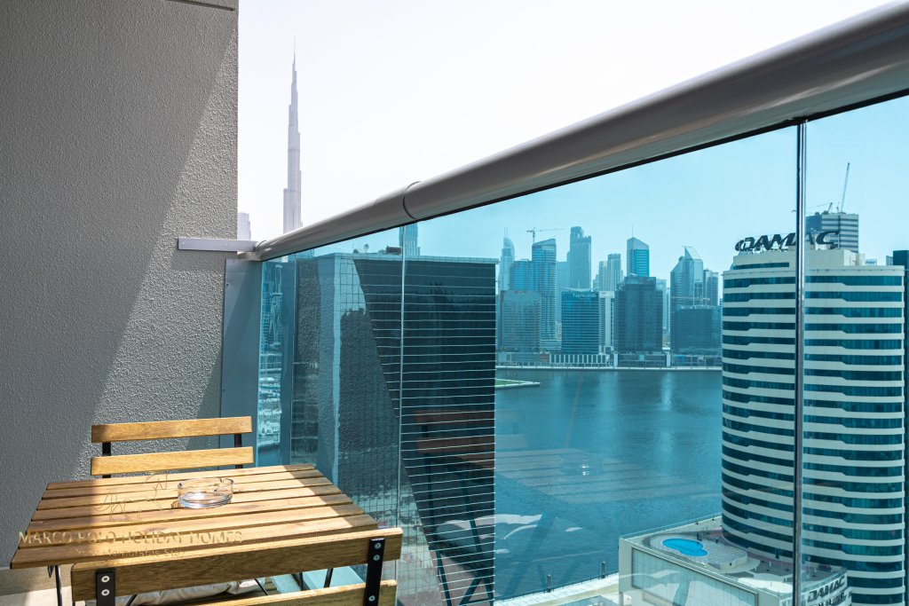 Дубай: Апартаменты Marco Polo - Sleek Studio With Lake And Burj Khalifa Views