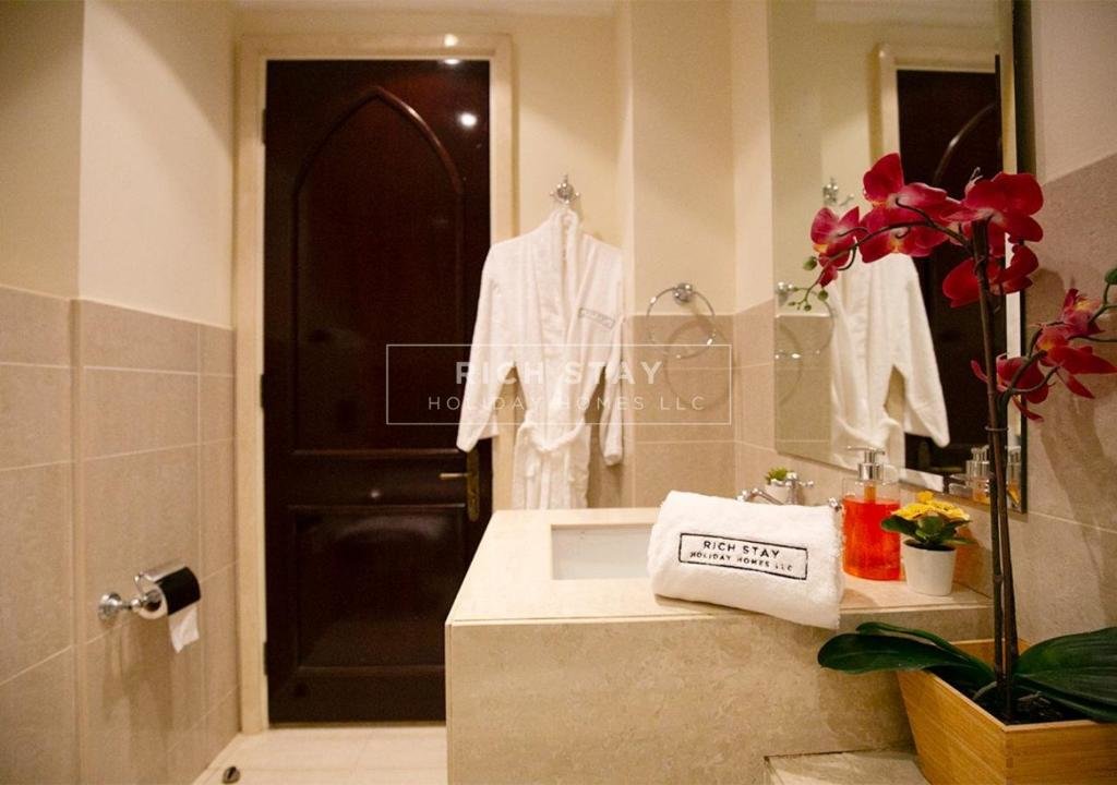 Дубай: Spectacular 2BR in Souk Al Bahar, Downtown with Burj & Dubai Mall view by Rich Stay