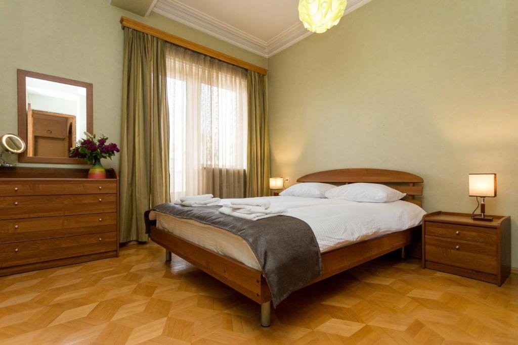 Rustaveli-Three bedroom apartment — фото 1