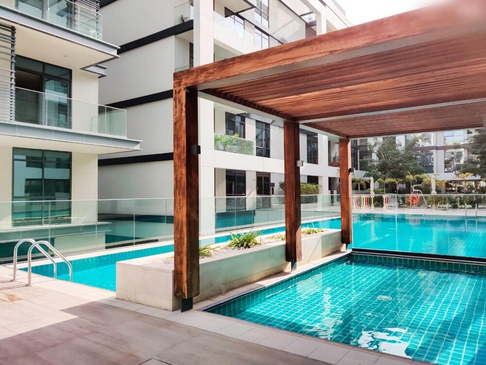 Дубай: 7 Min to Beach 2 BR City Walk