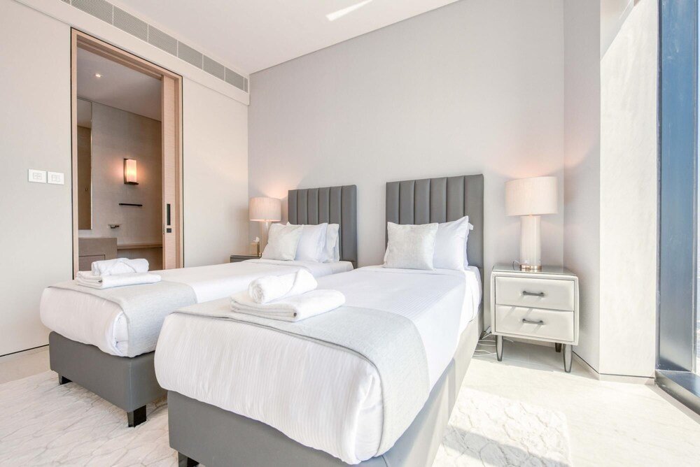 Дубай: Exclusive Beachfront 4BR Maid The Address JBR