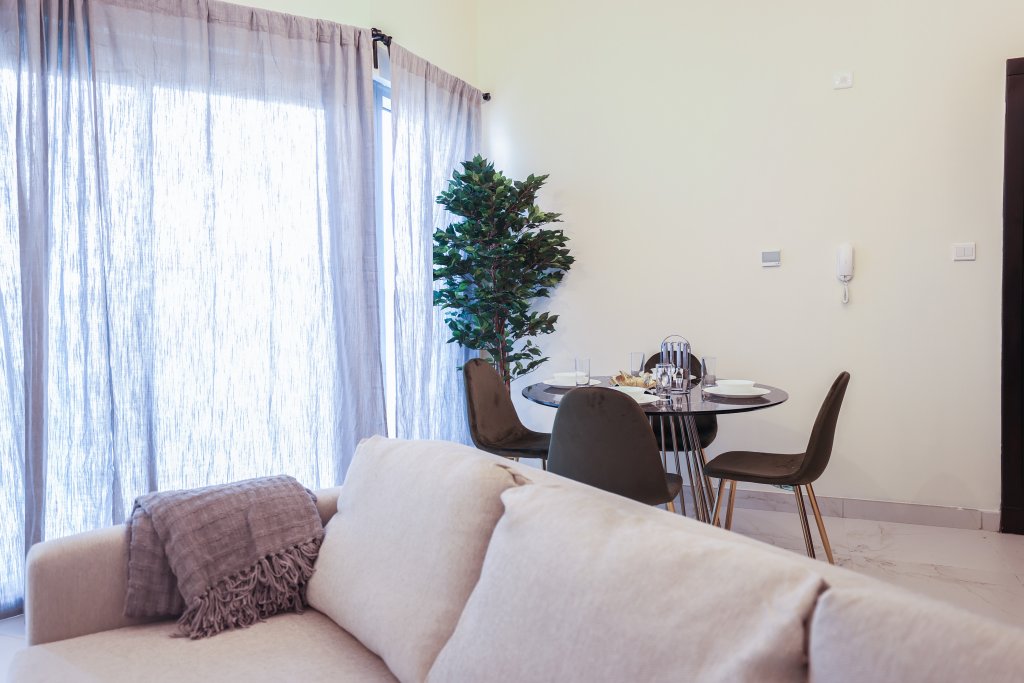 Дубай: Elite LUX Holiday Homes - Cozy & Modern 1BR in Dubai South