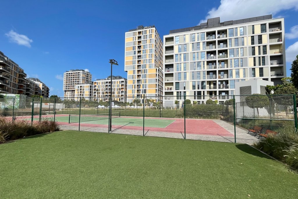 Дубай: Elite LUX Holiday Homes - Ultra Stylish 2BR | Thriving Community in Production City Dubai