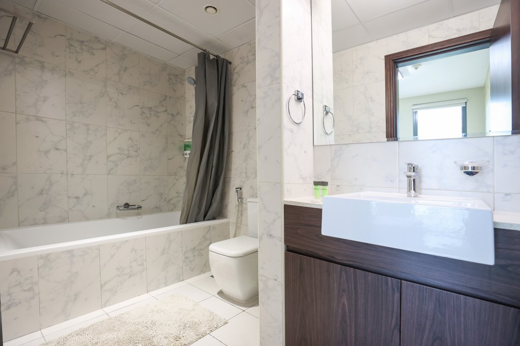 Дубай: Elite LUX Holiday Homes - Ultra Stylish 2BR | Thriving Community in Production City Dubai