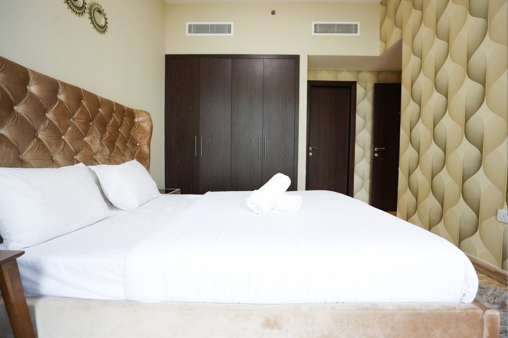 Дубай: Elite LUX Holiday Homes - Ultra Stylish 2BR | Thriving Community in Production City Dubai
