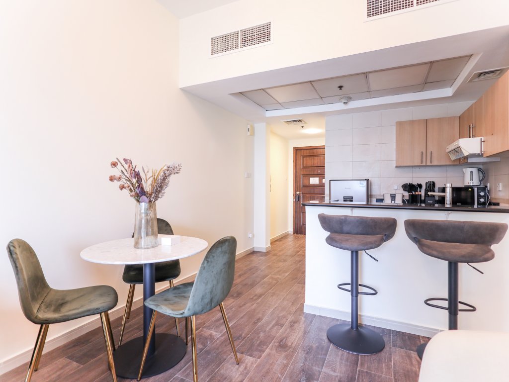 Дубай: Elite LUX Holiday Homes - Modern Stylish 1BDR Apt with Lake & City Views in JLT