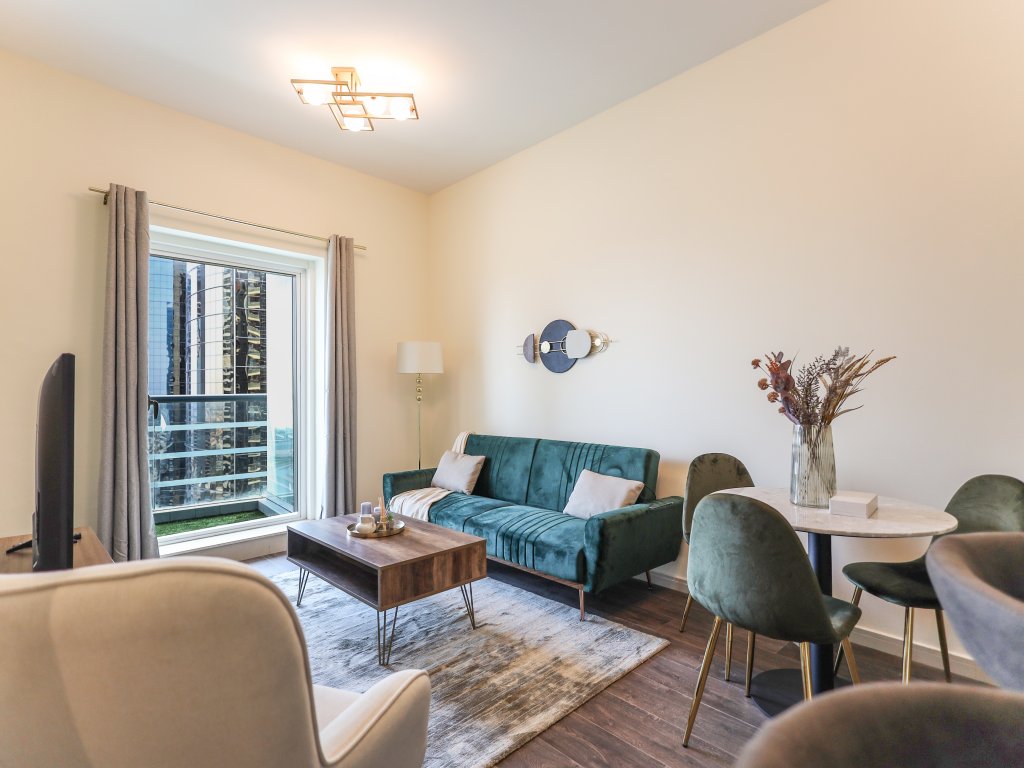 Дубай: Elite LUX Holiday Homes - Modern Stylish 1BDR Apt with Lake & City Views in JLT