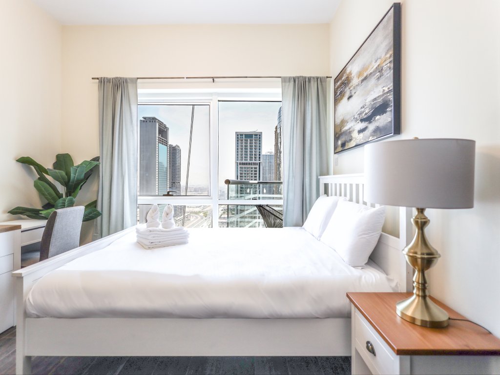 Дубай: Elite LUX Holiday Homes - Modern Stylish 1BDR Apt with Lake & City Views in JLT