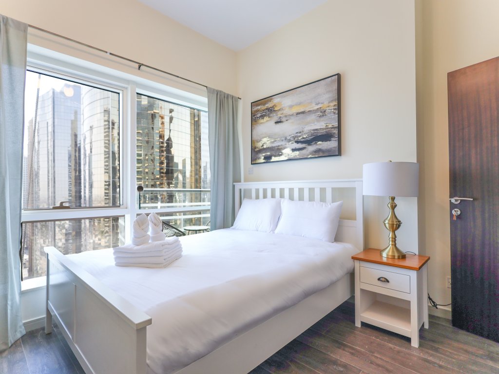 Дубай: Elite LUX Holiday Homes - Modern Stylish 1BDR Apt with Lake & City Views in JLT