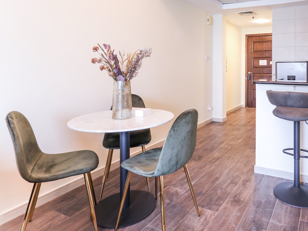 Дубай: Elite LUX Holiday Homes - Modern Stylish 1BDR Apt with Lake & City Views in JLT