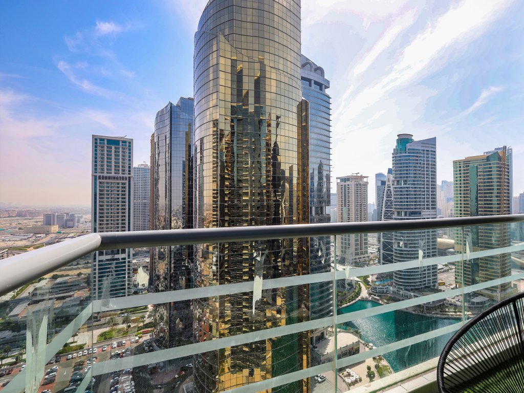 Дубай: Elite LUX Holiday Homes - Modern Stylish 1BDR Apt with Lake & City Views in JLT