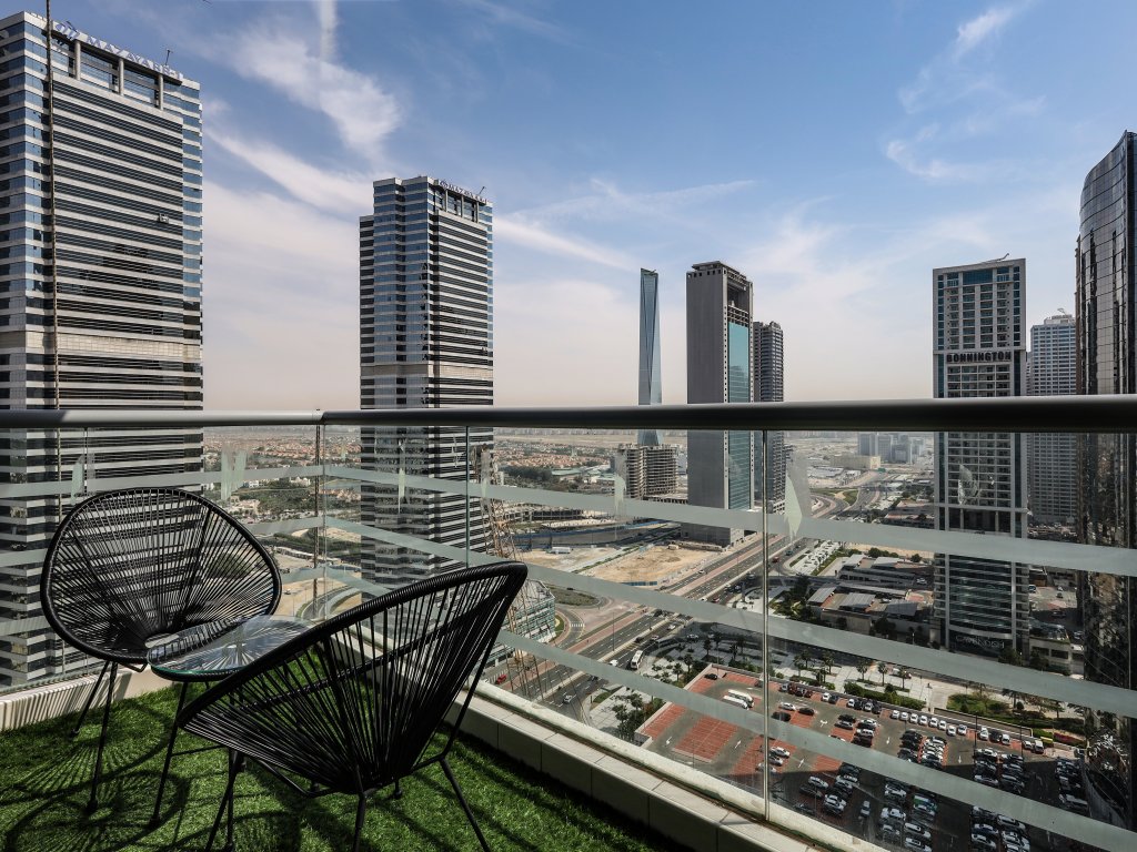 Дубай: Elite LUX Holiday Homes - Modern Stylish 1BDR Apt with Lake & City Views in JLT