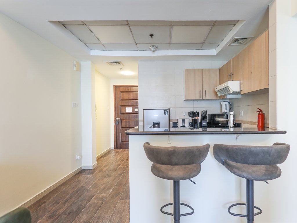 Дубай: Elite LUX Holiday Homes - Modern Stylish 1BDR Apt with Lake & City Views in JLT