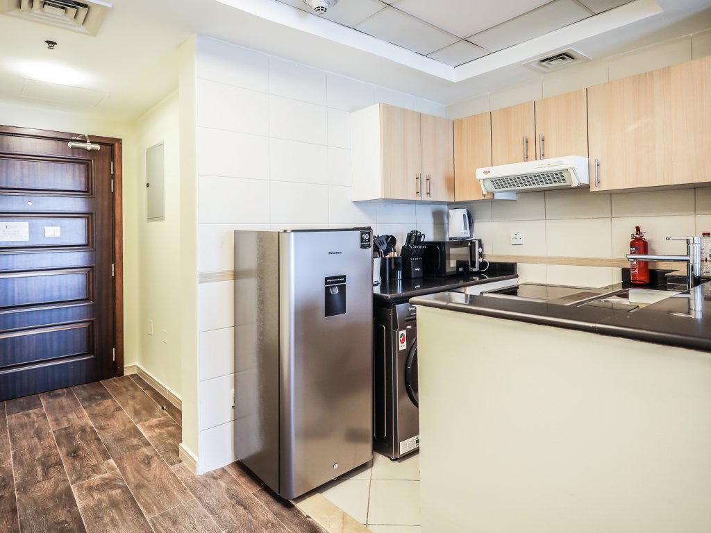 Дубай: Elite LUX Holiday Homes - Modern Stylish 1BDR Apt with Lake & City Views in JLT
