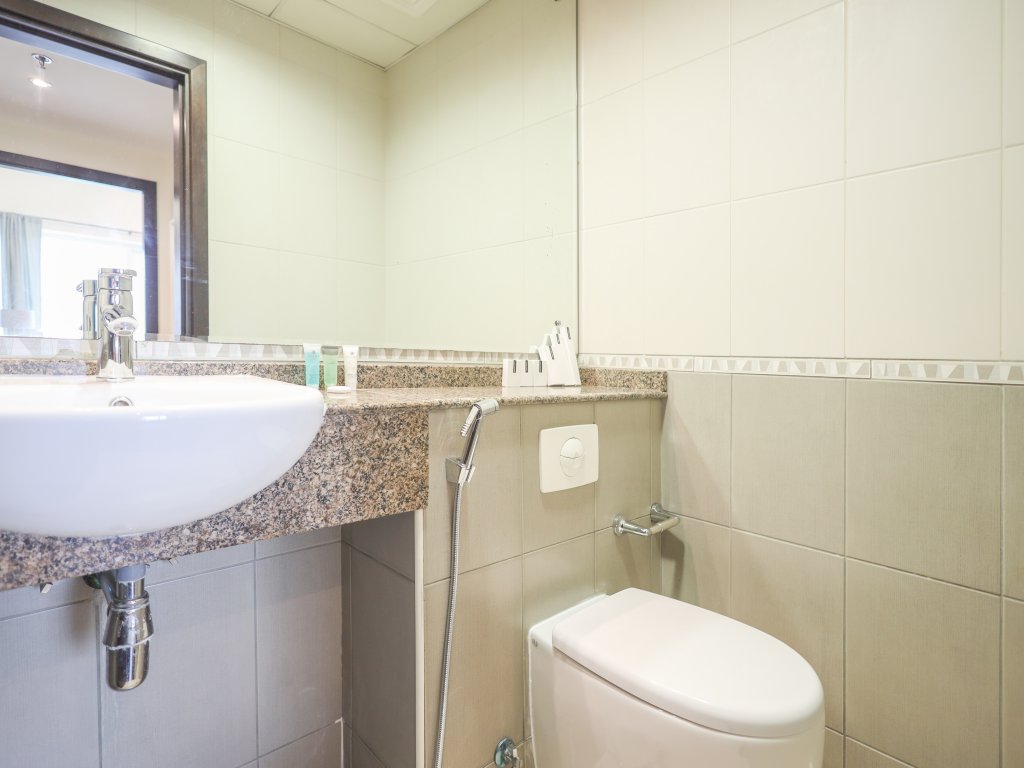 Дубай: Elite LUX Holiday Homes - Modern Stylish 1BDR Apt with Lake & City Views in JLT
