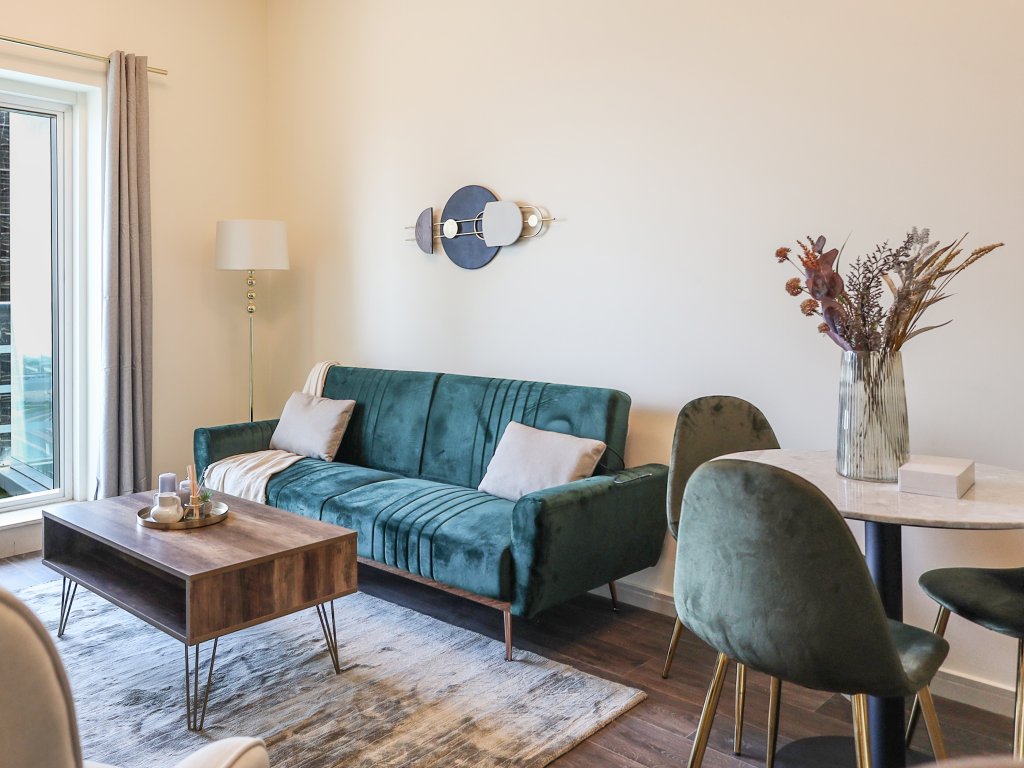 Дубай: Elite LUX Holiday Homes - Modern Stylish 1BDR Apt with Lake & City Views in JLT