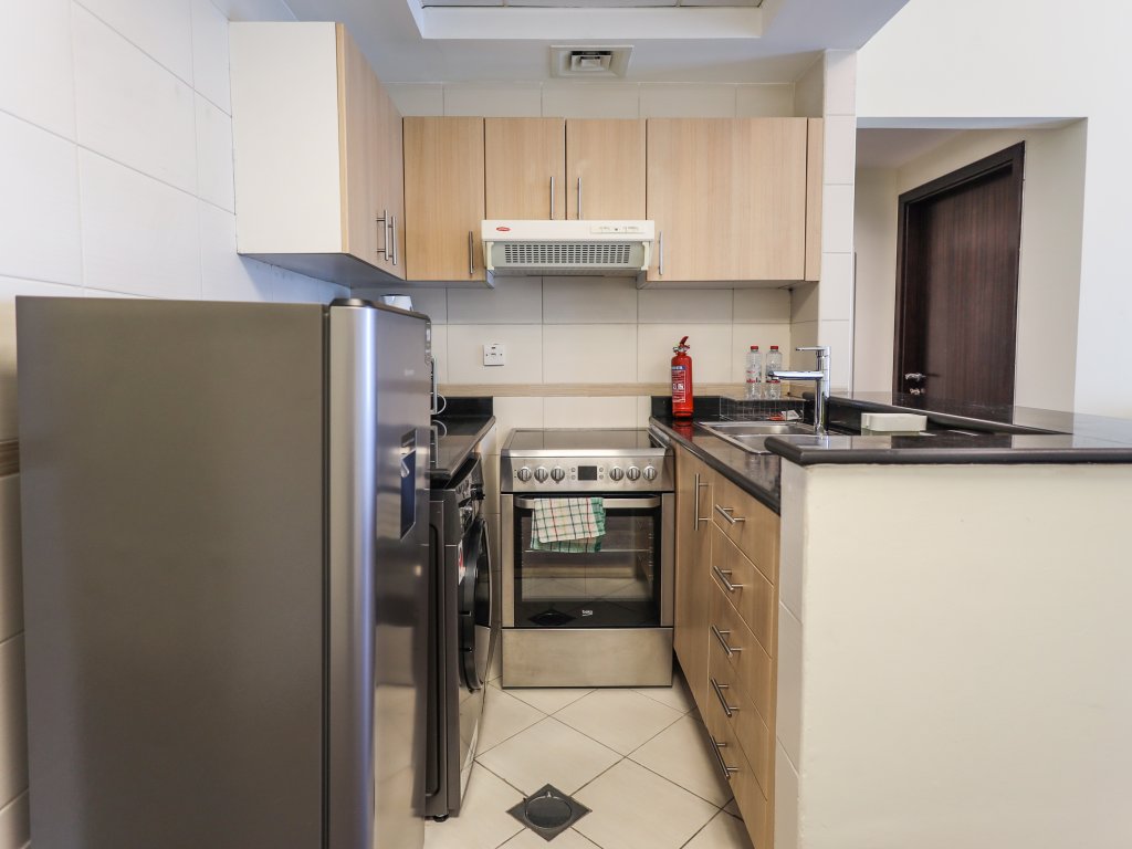 Дубай: Elite LUX Holiday Homes - Modern Stylish 1BDR Apt with Lake & City Views in JLT