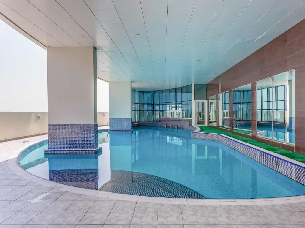 Дубай: Elite LUX Holiday Homes - Modern Stylish 1BDR Apt with Lake & City Views in JLT