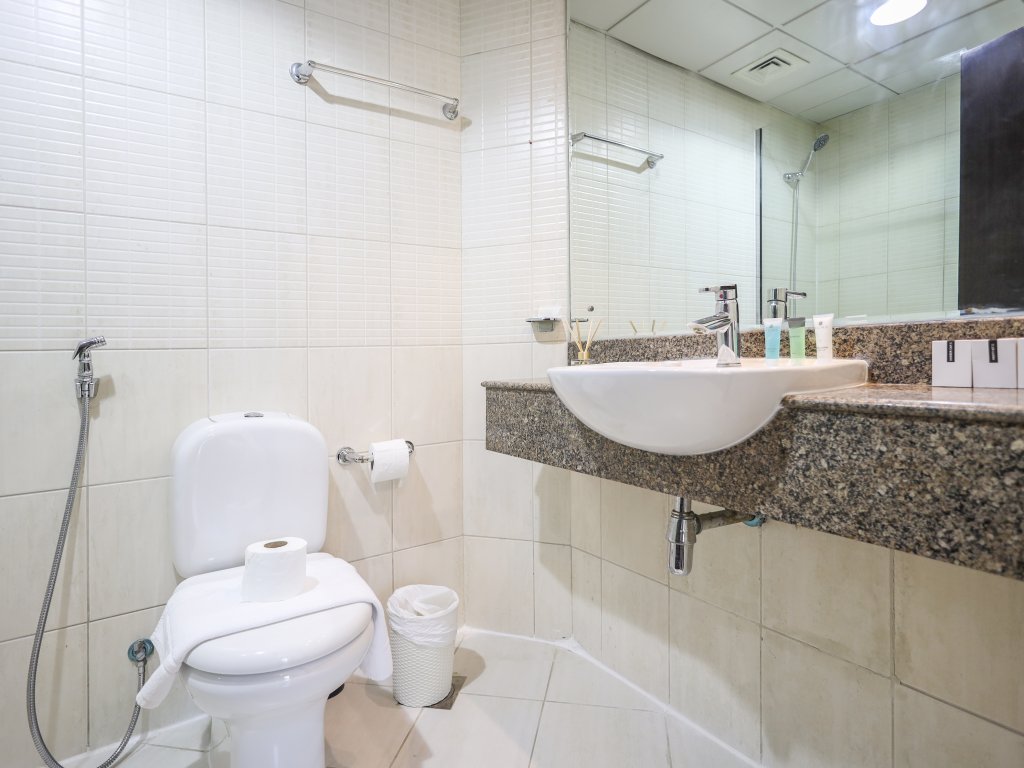 Дубай: Elite LUX Holiday Homes - Modern Stylish 1BDR Apt with Lake & City Views in JLT