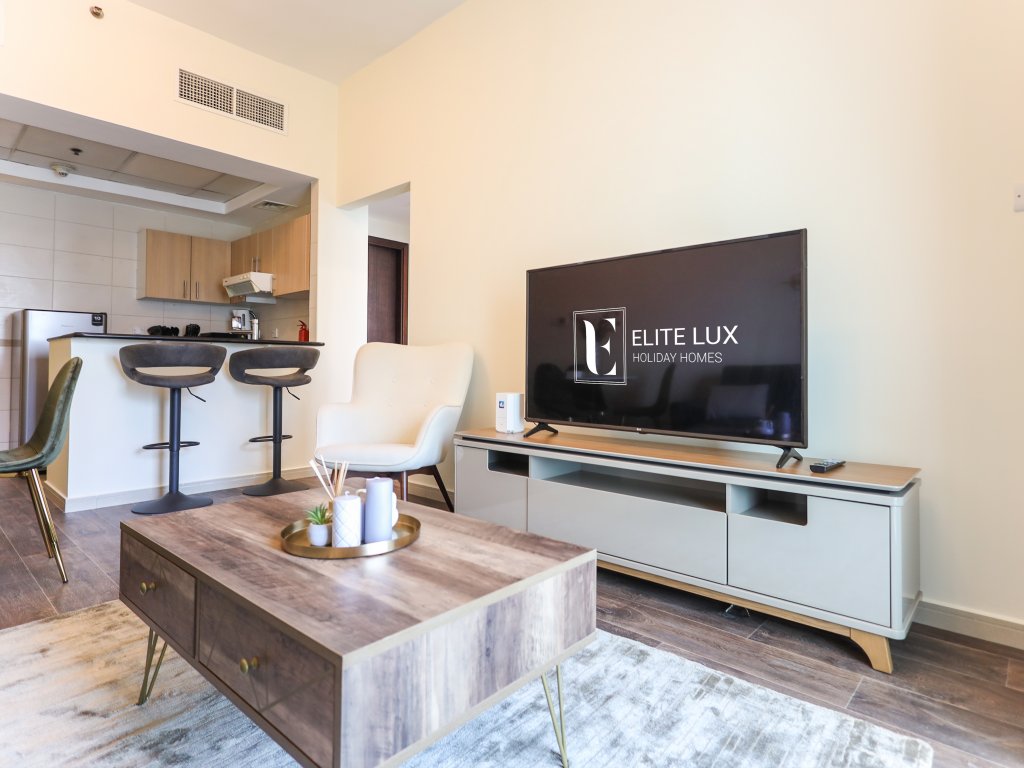 Дубай: Elite LUX Holiday Homes - Modern Stylish 1BDR Apt with Lake & City Views in JLT