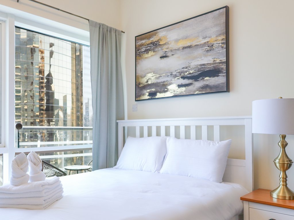 Дубай: Elite LUX Holiday Homes - Modern Stylish 1BDR Apt with Lake & City Views in JLT