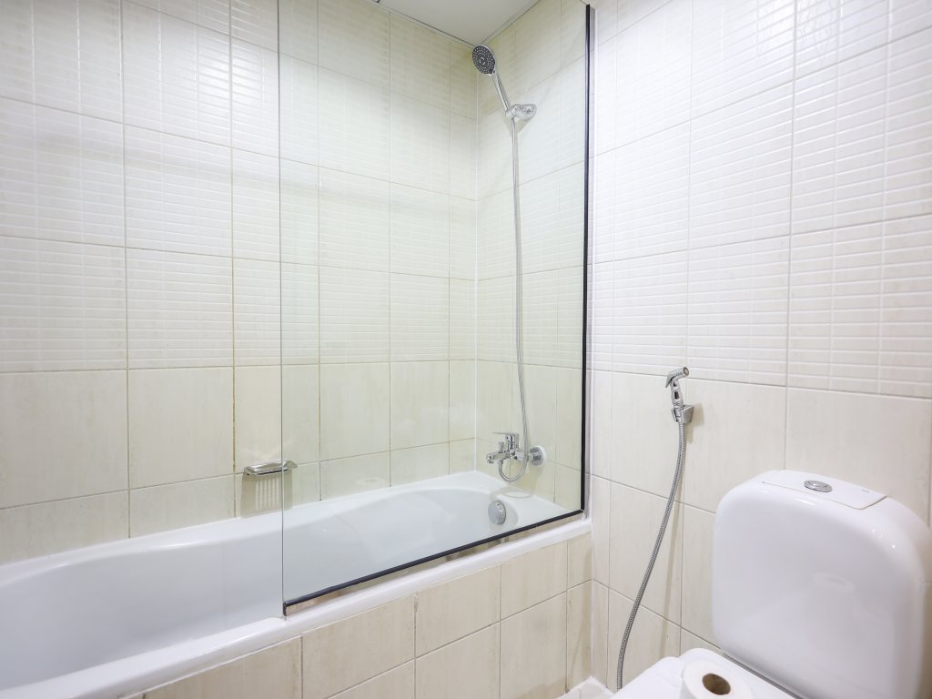 Дубай: Elite LUX Holiday Homes - Modern Stylish 1BDR Apt with Lake & City Views in JLT