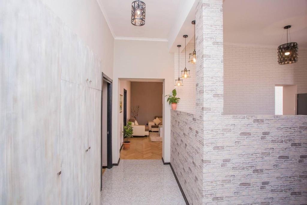 Calm&Spacious 3 BR Apt w/balcony in city center — фото 1