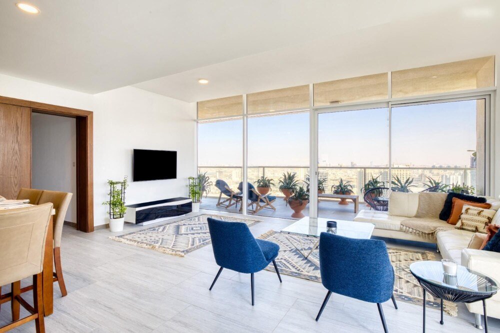 Дубай: Cali Style 4 BR Penthouse Large Patio