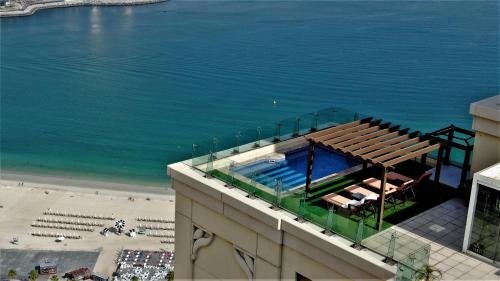 Дубай: Jbr penthouse with terrace pool