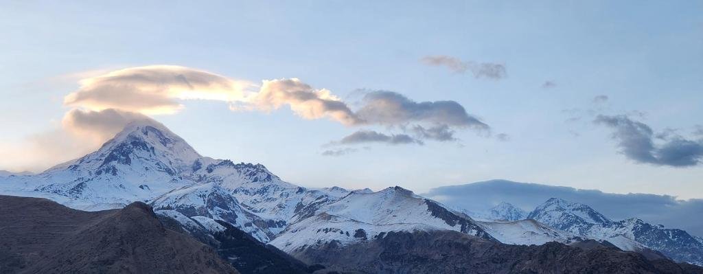 Степанцминда: Kazbegi Targmani Cottages