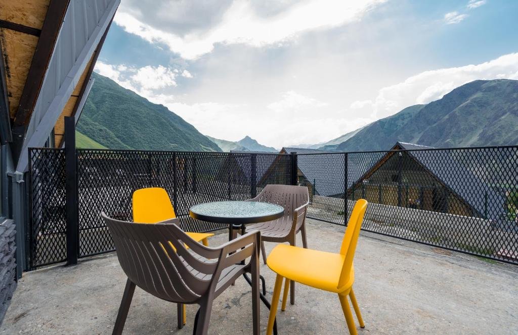 Степанцминда: Kazbegi Targmani Cottages